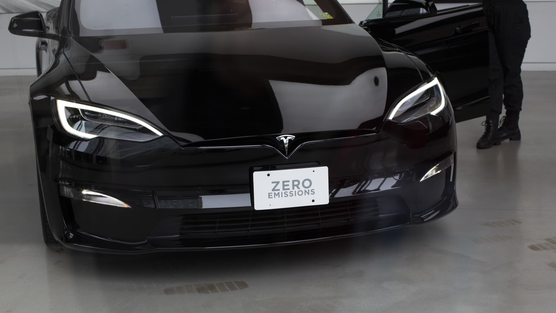 Jefferies cuts Tesla price target, cites ‘uncomfortable pile up of negative news’