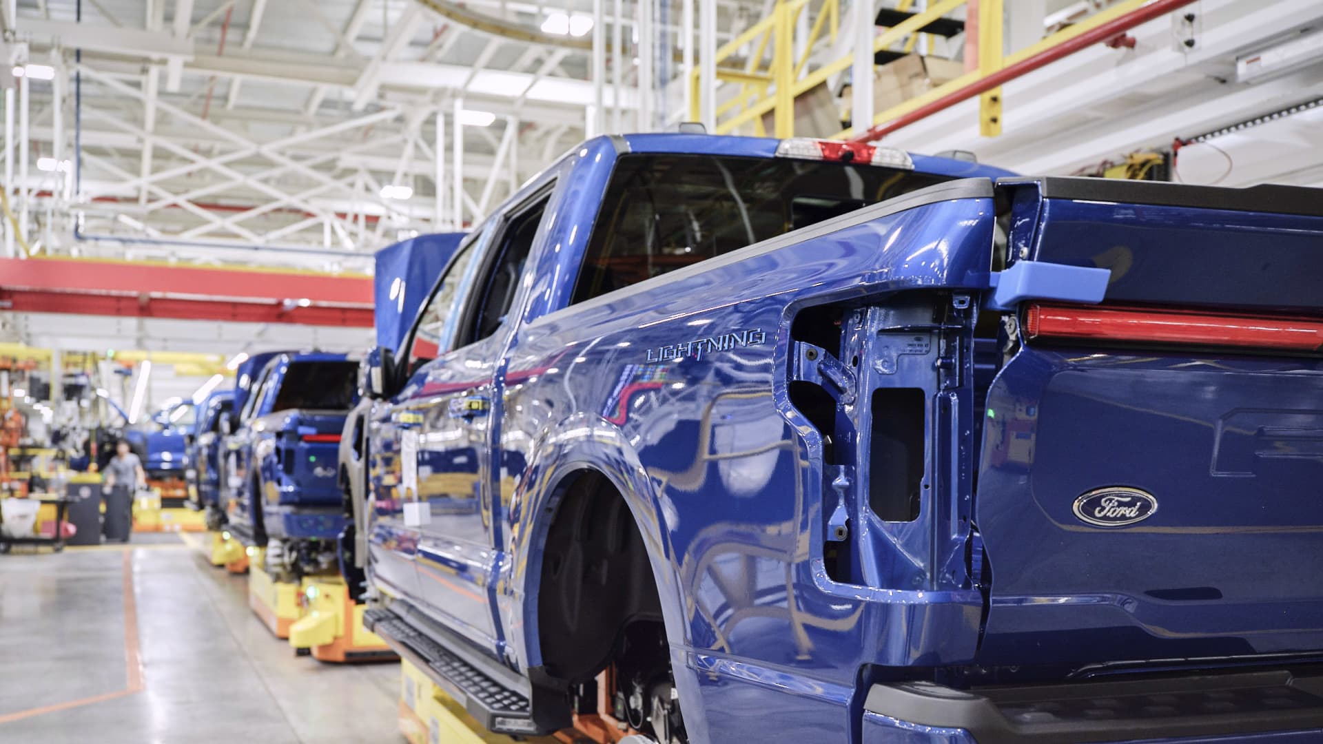 Ford raises price of electric F-150 Lightning by up to ,500 due to ‘significant material cost increases’
