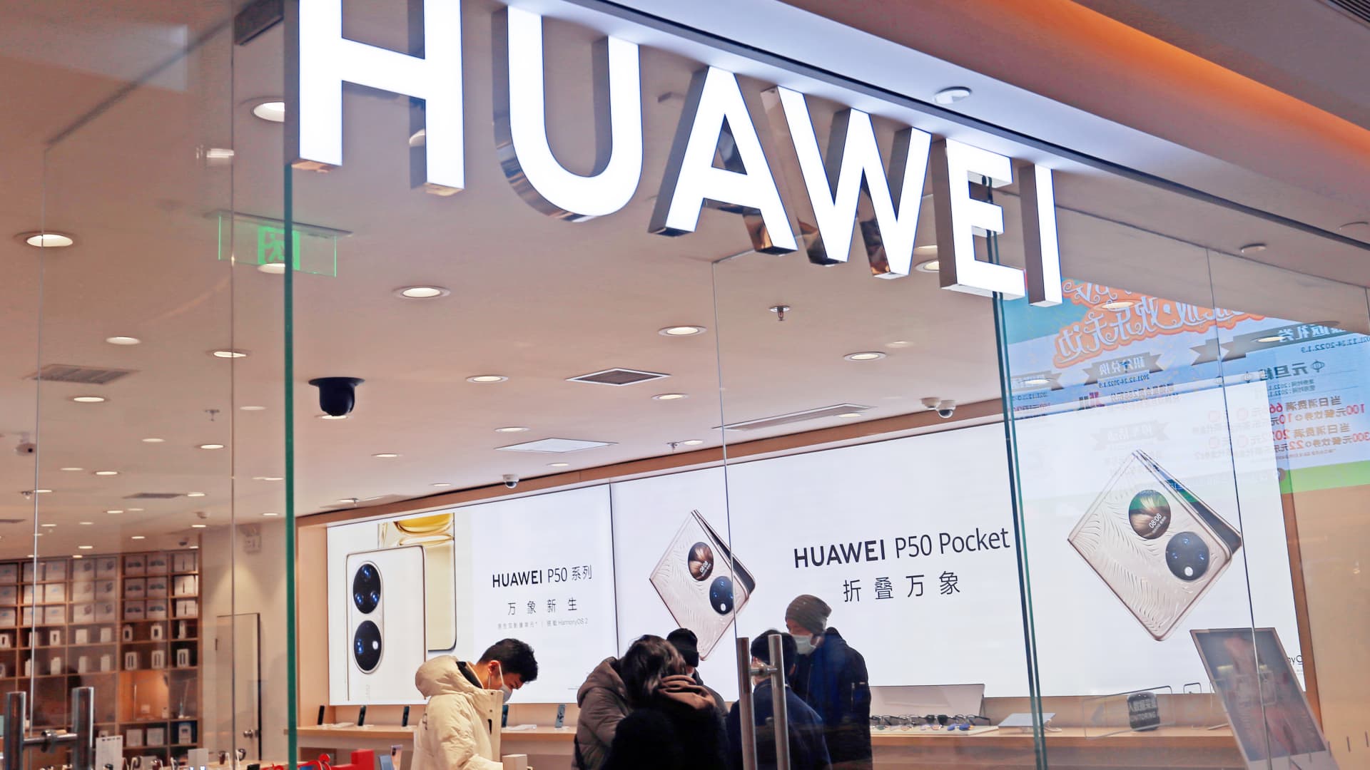 Huawei’s revenue in the first quarter fell as smartphone sales plummeted