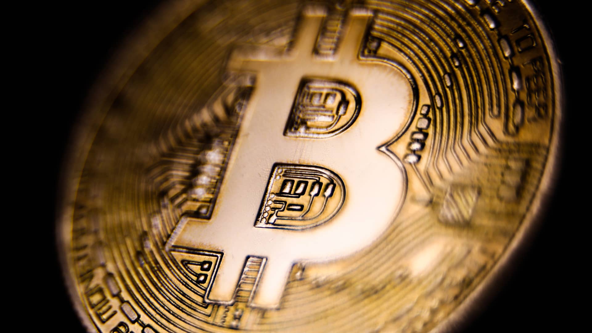 Bitcoin falls below $ 35,000 over the weekend, extending Friday’s loss