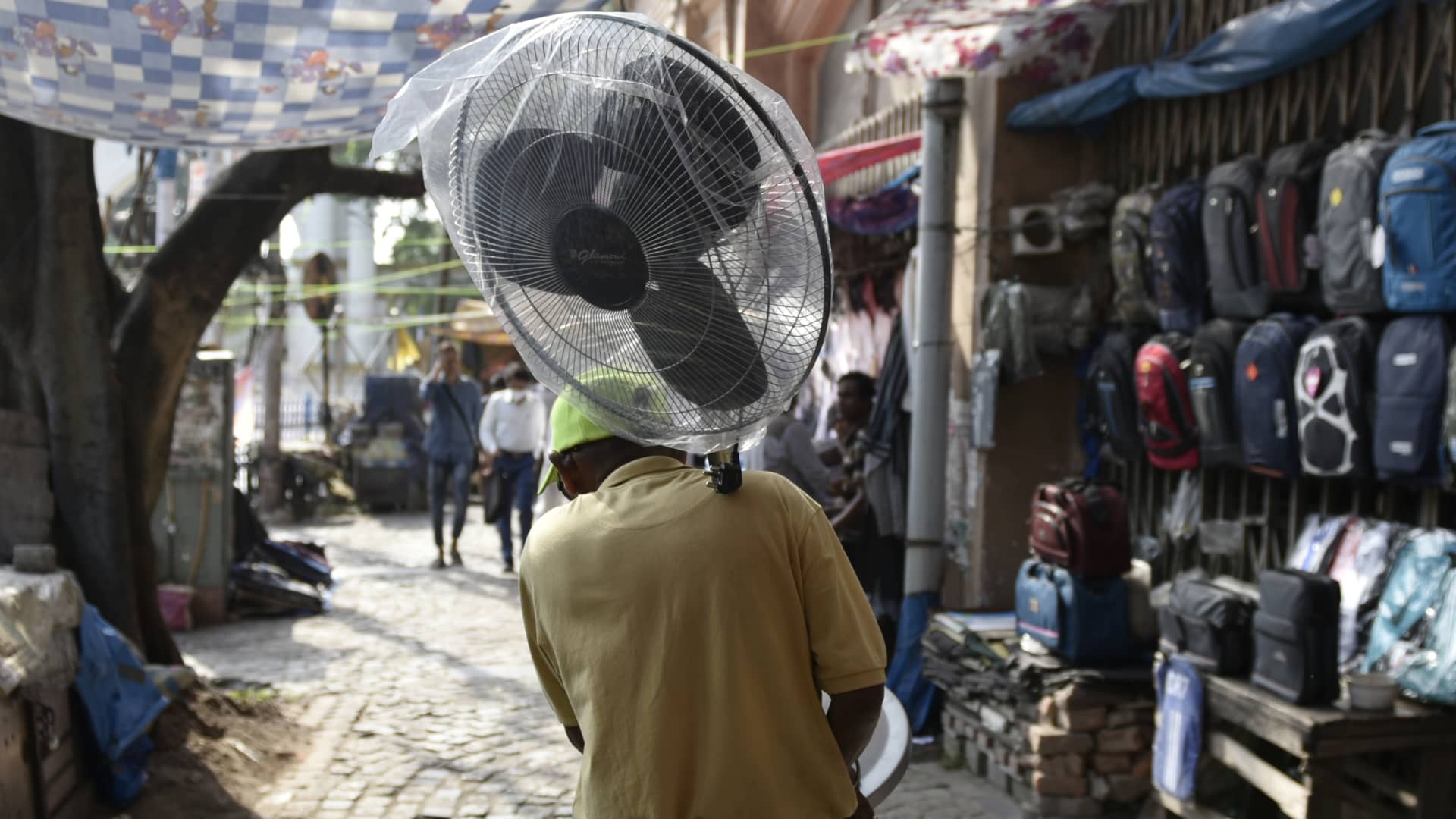 A man carry a pedestrial fan amid heatwave in Kolkata, India, 26 April, 2022.