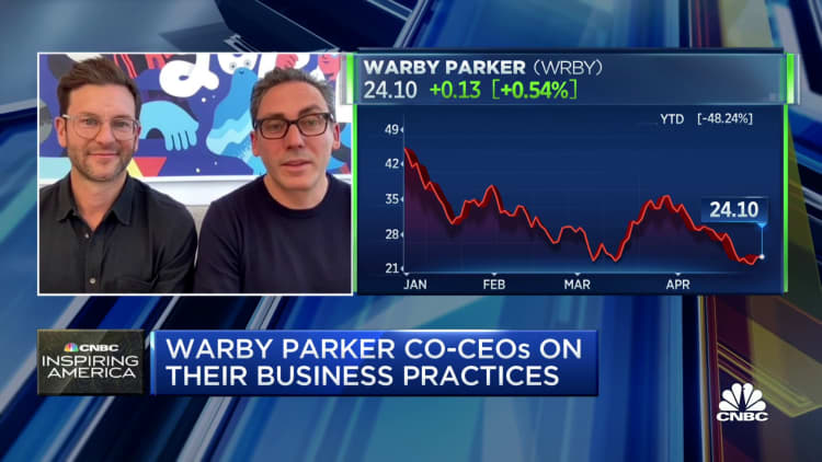 Warby Parkerin toimitusjohtajat liiketoiminnan laajentamisesta Yhdysvalloissa ja Kanadassa