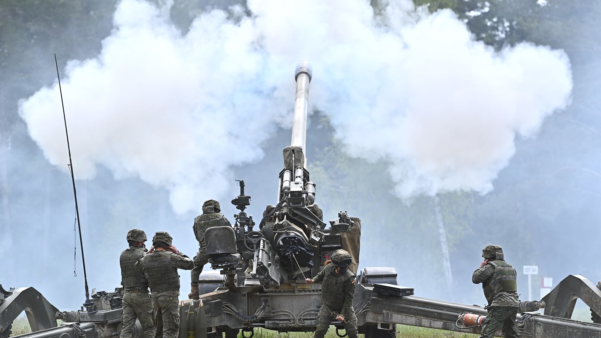 Canada has given heavy artillery to Ukrainian forces including M-777 howitzers similar to this one.
