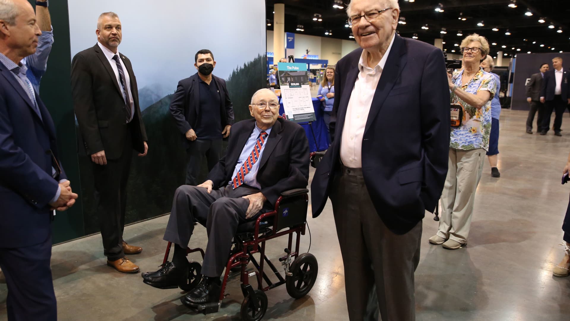Berkshire Hathaway’s annual meeting: Follow all the action as Warren Buffett takes the stage – CNBC