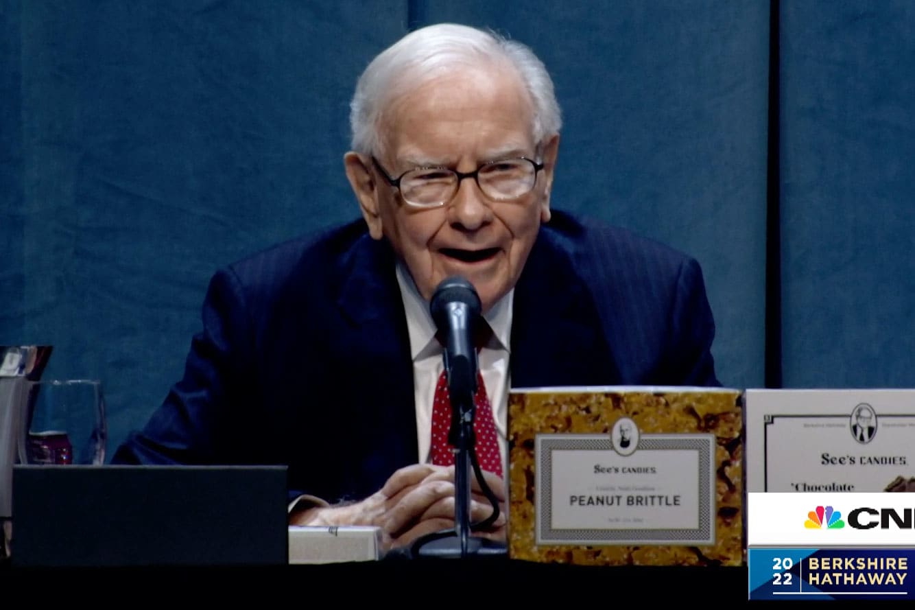 Warren Buffett, banka iflaslarıyla işimizin bitmediğini söylüyor