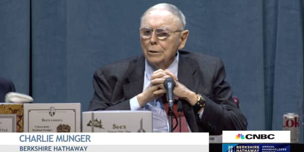 Charlie Munger says the U.S. should follow in China's footsteps and ban cryptocurrencies