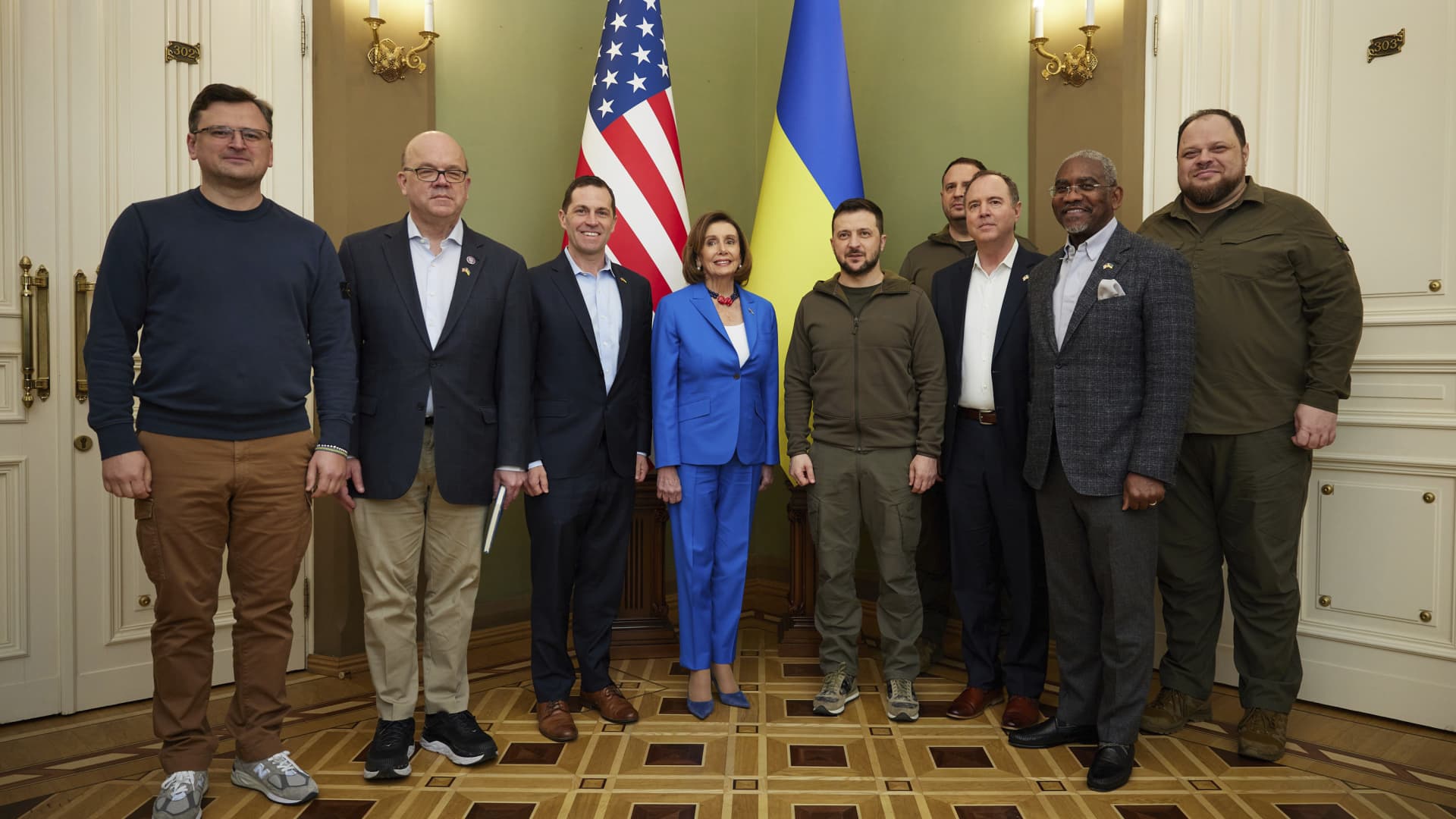 Nancy Pelosi prowadzi niespodziewaną delegację do Kijowa i Polski i obiecuje wsparcie USA