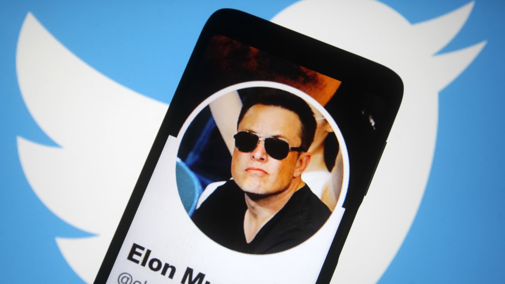 Elon Musk가 440 억 달러 거래를 성사시킨 후 Twitter 주가 급락