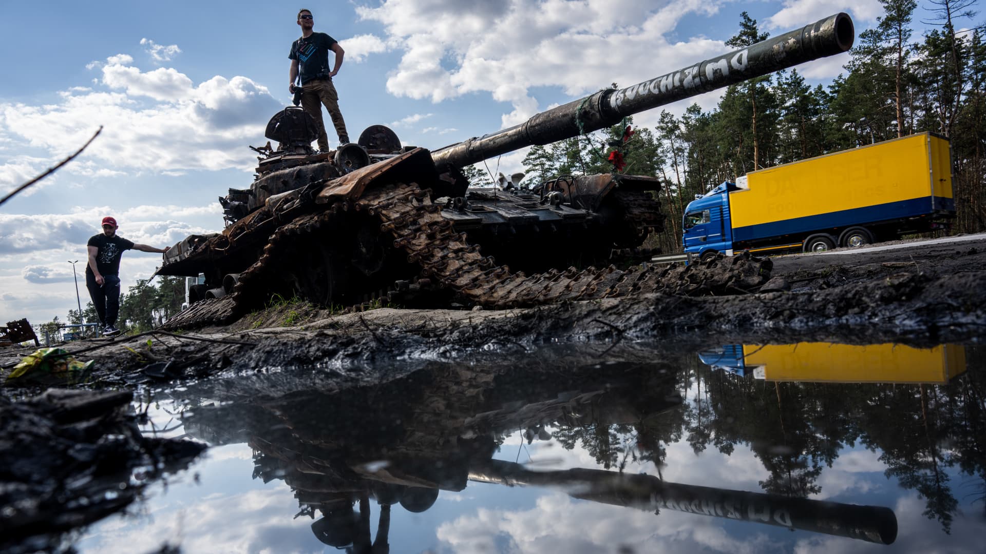 MAKARIV, UKRAINE - MAY 2: Ukrainians gather around a destroyed Russian tank near Makariv, Kyiv Oblast, Ukraine on May 2, 2022. (Photo by Wolfgang Schwan/Anadolu Agency via Getty Images)