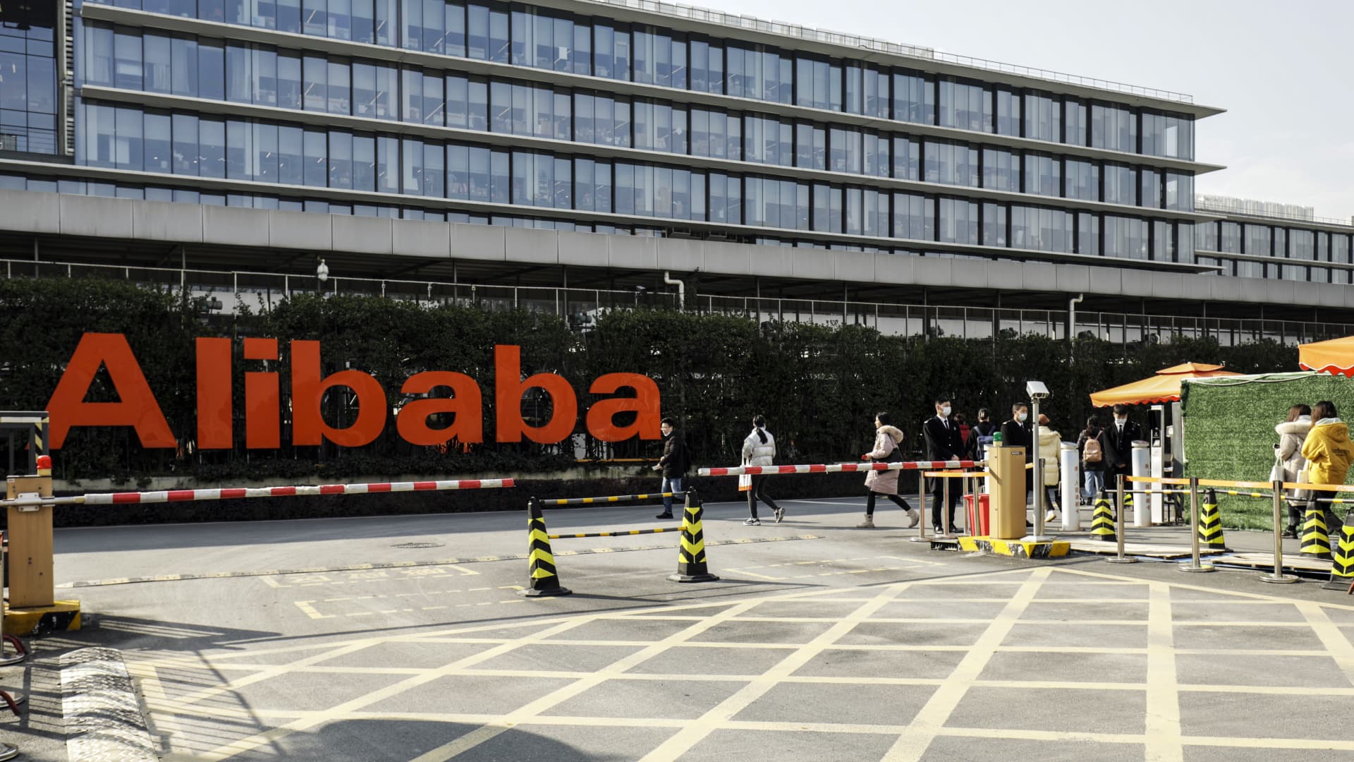 Alibaba’s shares fall in Hong Kong following unconfirmed rumors linking Jack Ma to probe