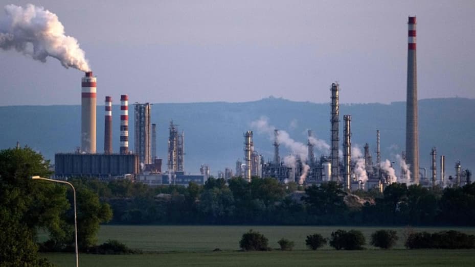 La fotografía tomada el 3 de mayo de 2022 muestra una vista general de la refinería de petróleo mineral más grande de Eslovaquia, Slovnaft, en Bratislava, Eslovaquia.
