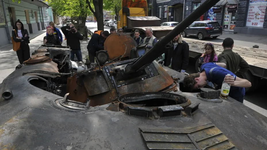 KYIV, UKRAINE - 2022/05/02: Workers install a destroyed Russian BMD-2 (Airborne Fighting Vehicle) near the military museum in Kyiv to showcase to passersby. It was destroyed by the Ukrainian military in the Kiyv region then brought into Kyiv for display. Russia invaded Ukraine on 24 February 2022, triggering the largest military attack in Europe since World War II. (Photo by Sergei Chuzavkov/SOPA Images/LightRocket via Getty Images)