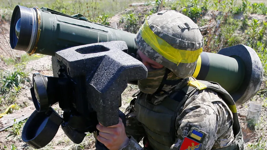 Un soldado sostiene un sistema de misiles Javelin durante un ejercicio militar en el centro de entrenamiento de las Fuerzas Terrestres de Ucrania cerca de Rivne, Ucrania, el 26 de mayo de 2021. 