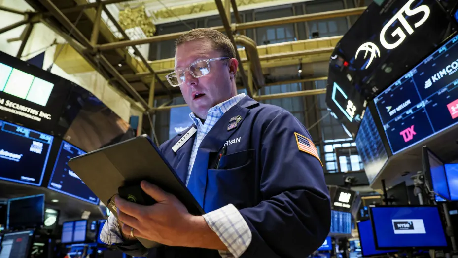 Traders work on the floor of the New York Stock Exchange (NYSE) in New York City, U.S., May 3, 2022. REUTERS/Brendan McDermid