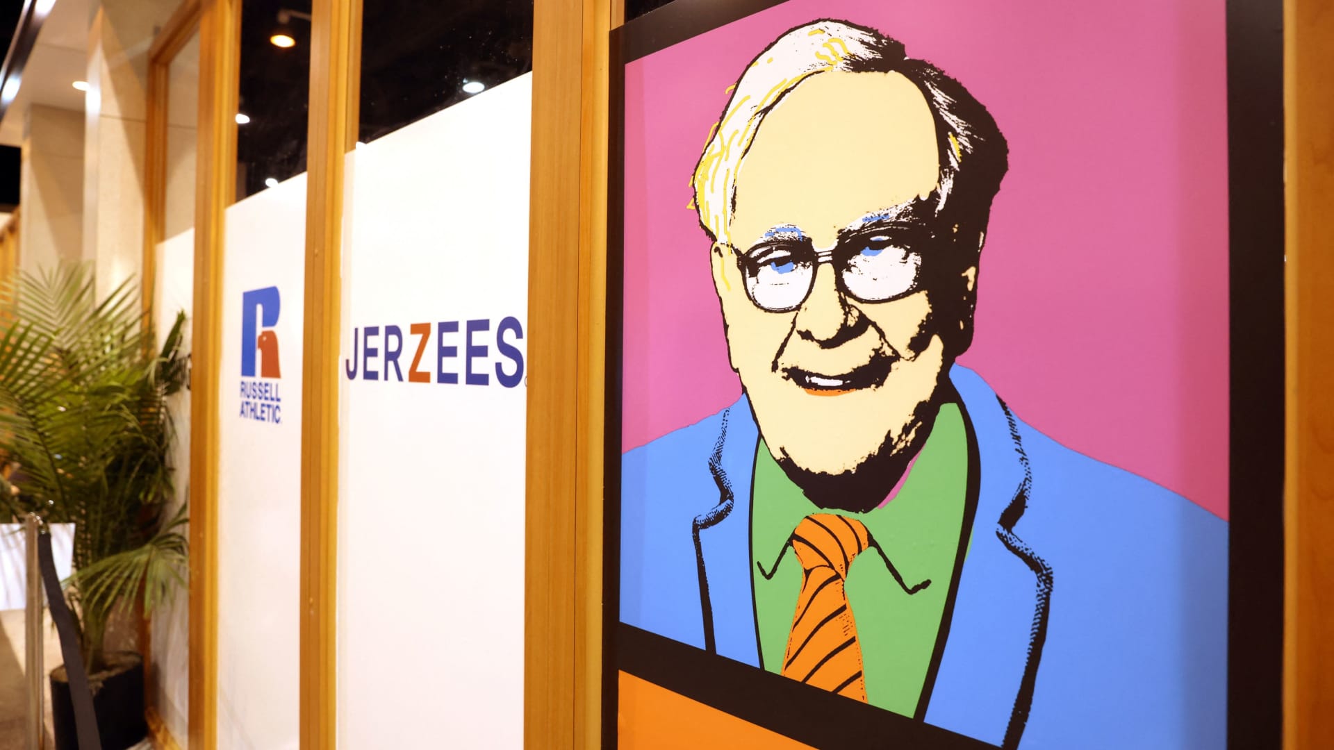 Berkshire Hathaway posts a 40% jump in operating earnings, cash pile swells to a record 7 billion