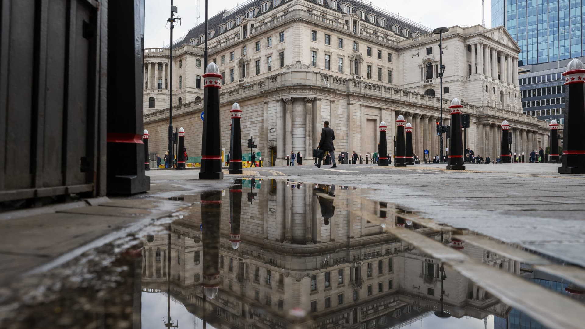 El Banco de Inglaterra elevó las tasas de interés en un esfuerzo por combatir la inflación galopante