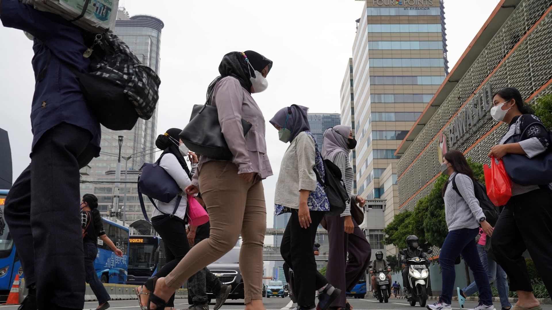 Perekonomian Indonesia tumbuh 5,7% di kuartal ketiga, tapi mungkin ‘sebaik yang didapat’