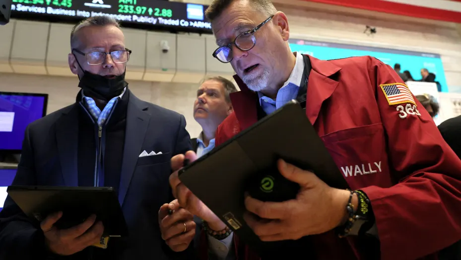 Traders work on the floor of the New York Stock Exchange (NYSE) in New York City, U.S., May 10, 2022.  REUTERS/Brendan McDermid