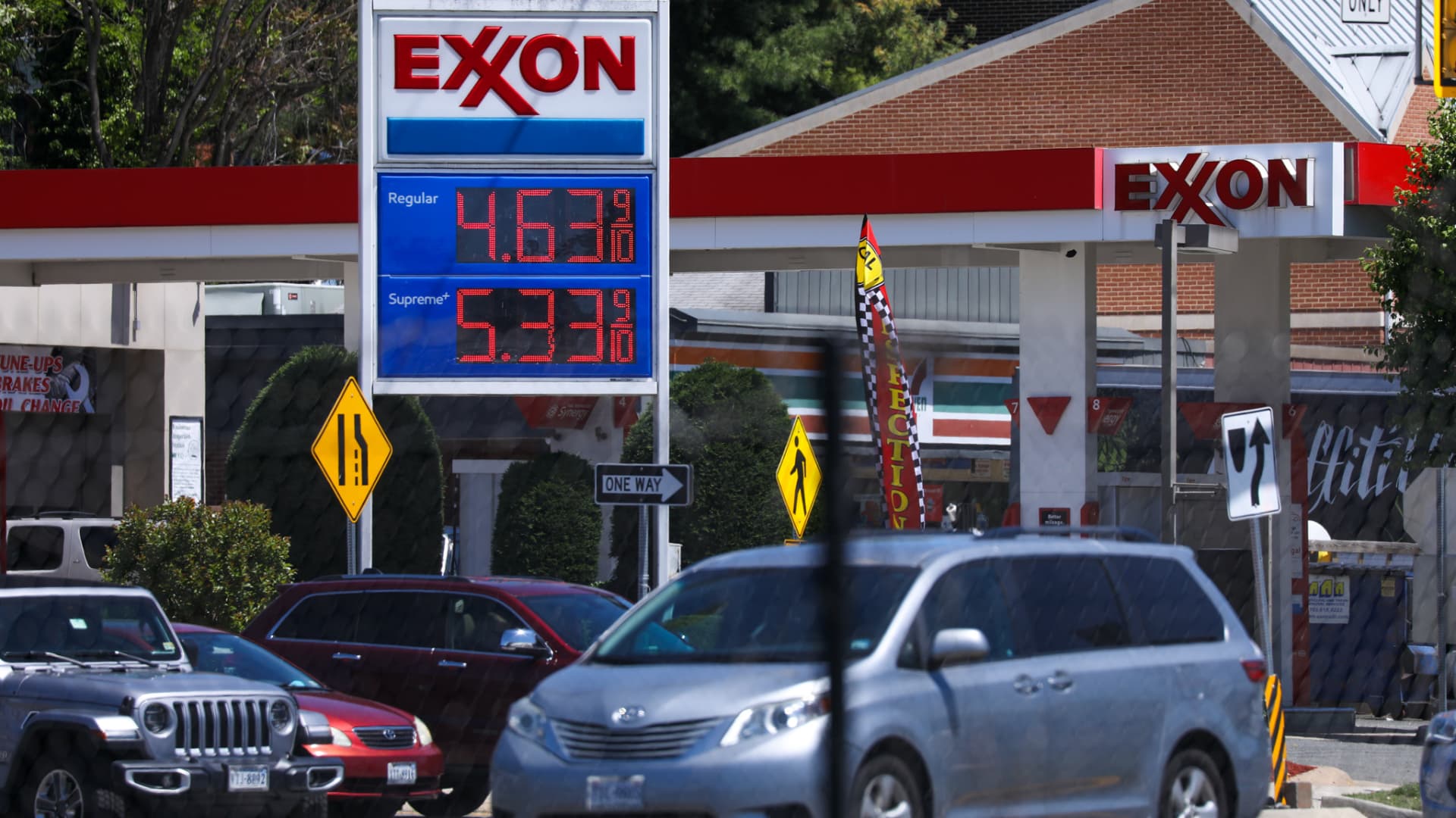 Los altos precios récord de la gasolina en el Día de los Caídos molestan a los consumidores y afectan los viajes