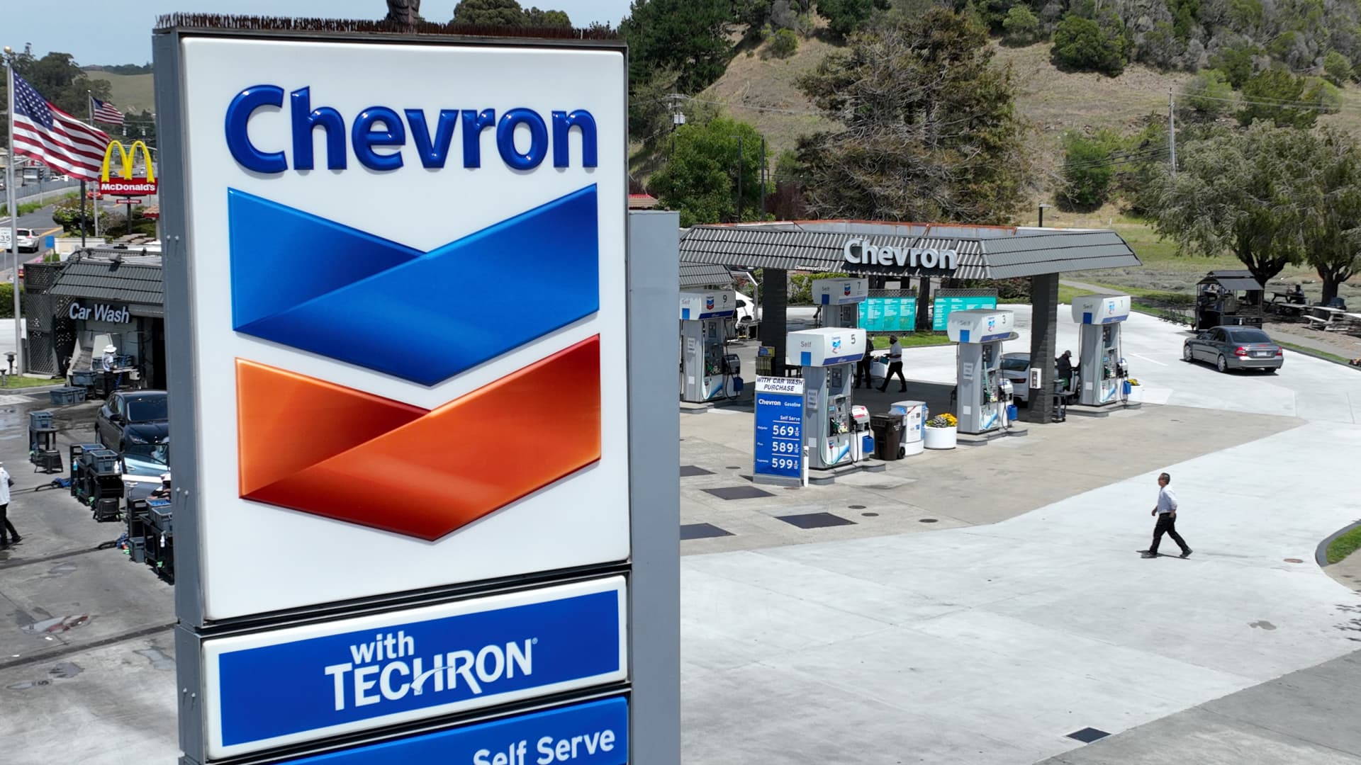 The profit of U.S. oil giant Chevron more than quadrupled during the first quarter of 2022.