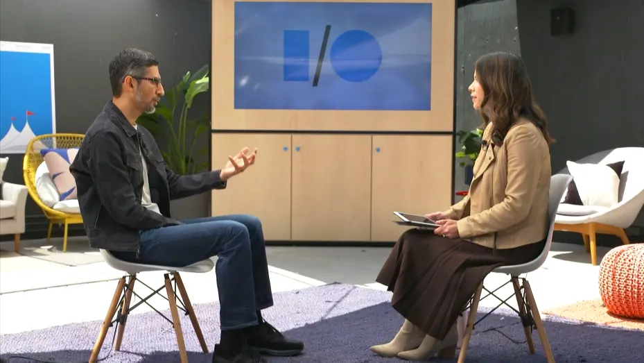 Sundar Pichai, CEO da Alphabet e Google sendo entrevistado por Deirdre Bosa da CNBC.
