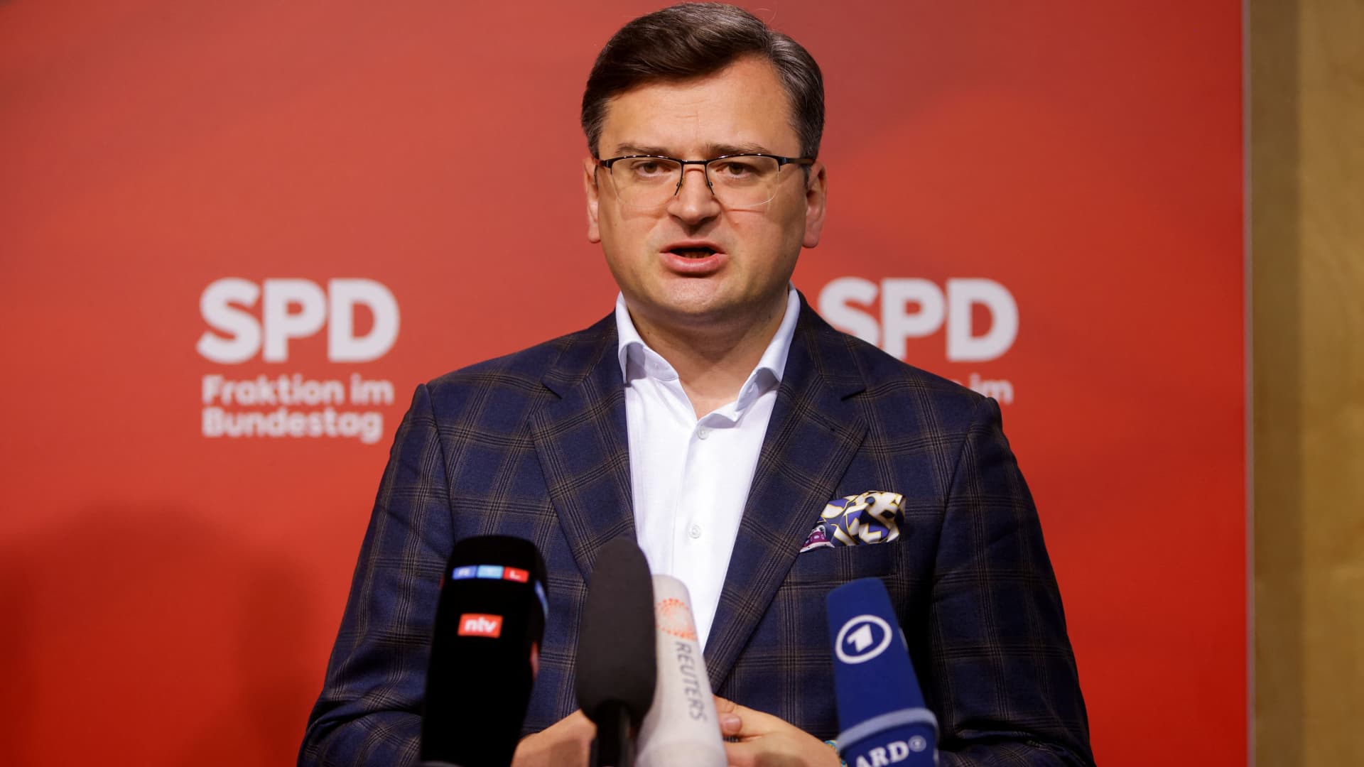 Ukraine's Foreign Minister Dmytro Kuleba speaks as he gives a statement with Germany's Social Democratic Party (SPD) parliamentary group leader Rolf Muetzenich and SPD co-leader Lars Klingbeil, after a meeting amid Russia's invasion of Ukraine, in Berlin, Germany May 12, 2022. 