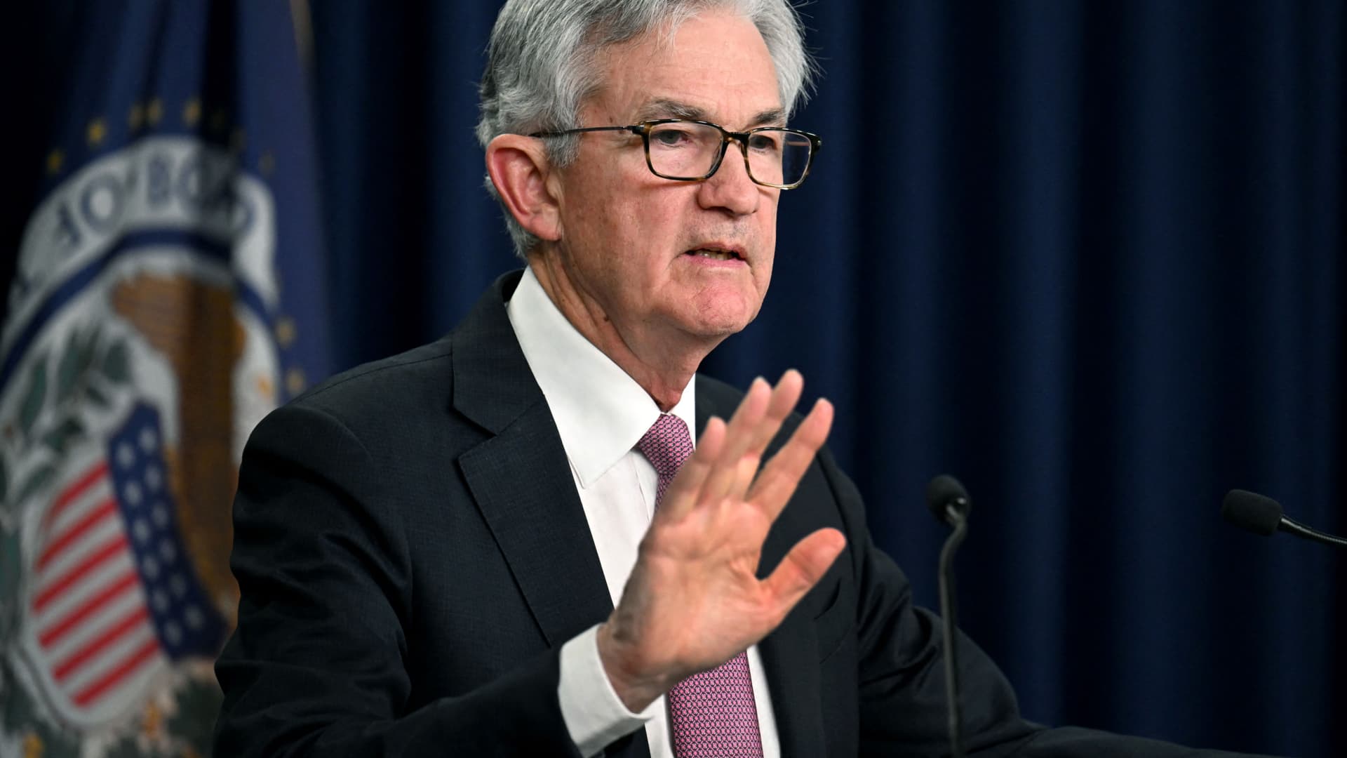 Powell says he can’t guarantee a ‘soft landing’ as the Fed looks to control infl..