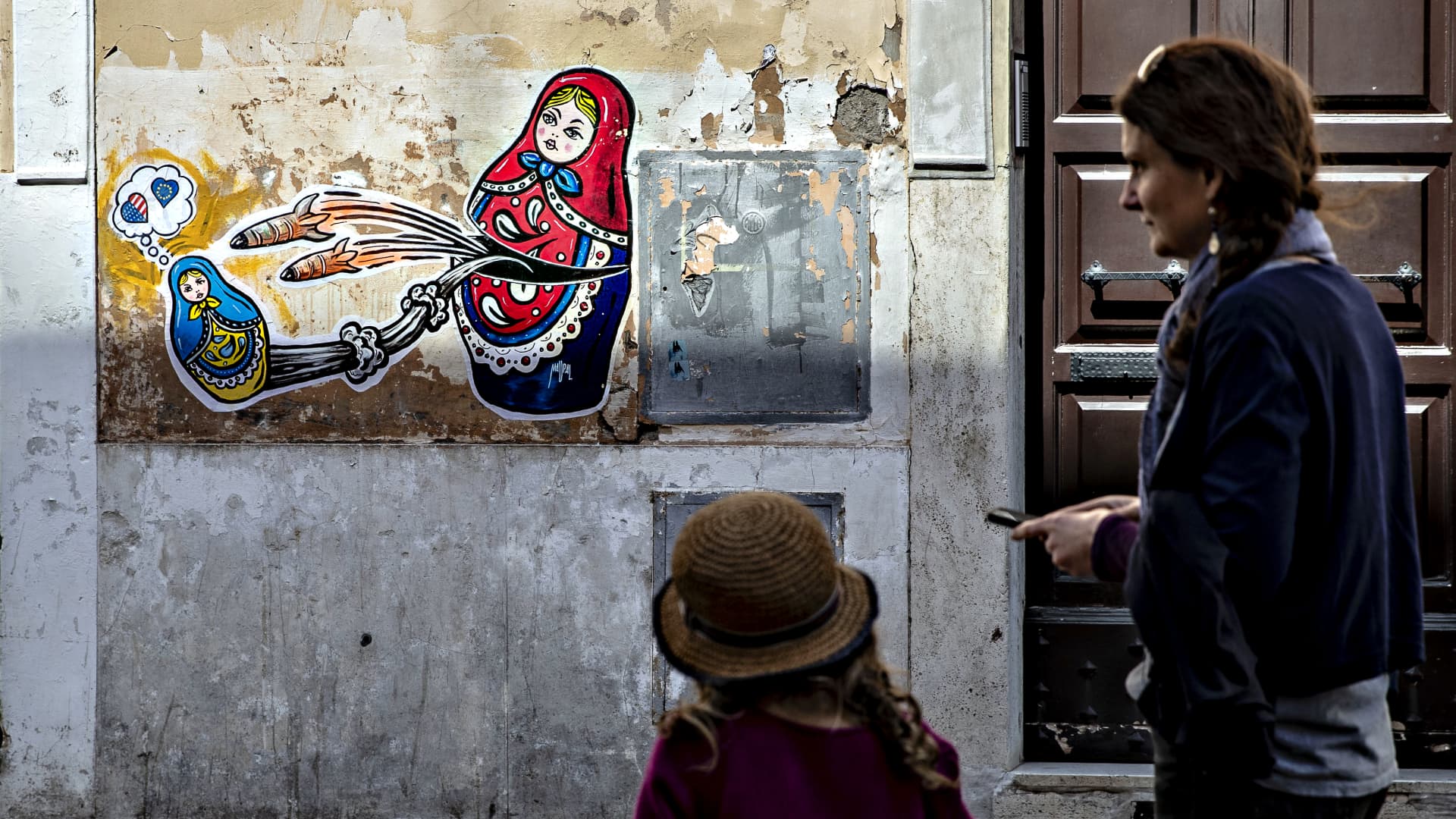 Rome, the new mural by the artist Maupal against the invasion of Ukraine by Russia depicting two Matryoshkas. 