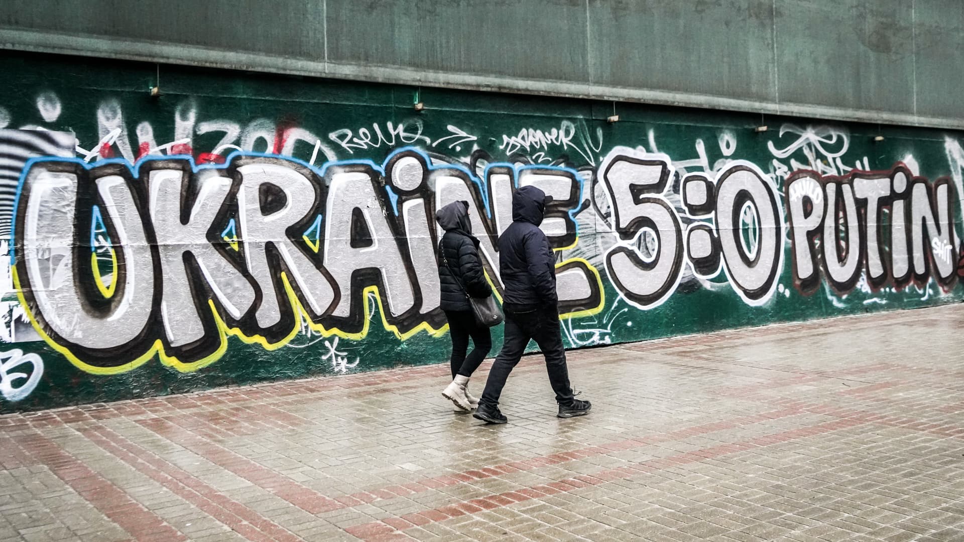 Kyiv, a mural against Putin in the city center, the inscription reads: Ukraine 5: Putin 0.