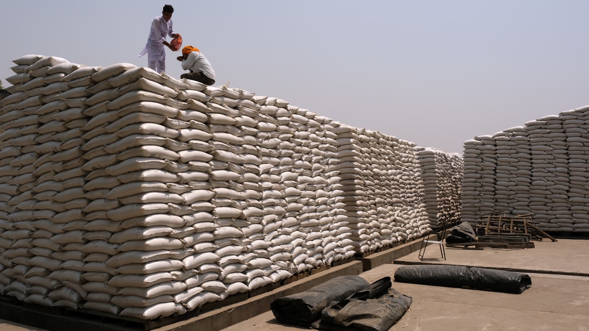 India banned wheat exports with immediate effect on Saturday, just days after saying it was targeting record shipments this year, as a scorching heatw