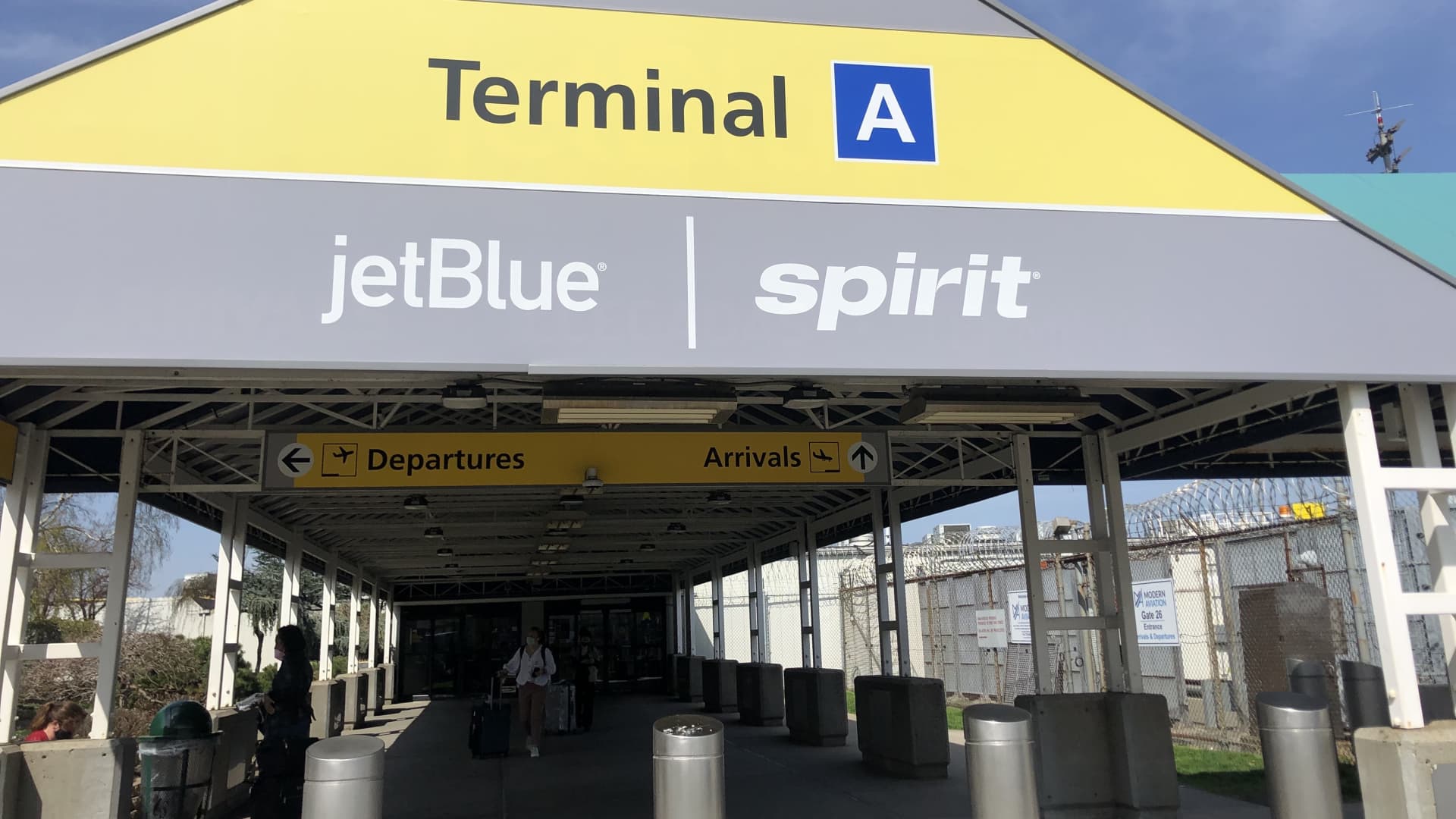 JetBlue raises offer for Spirit to .50 a share