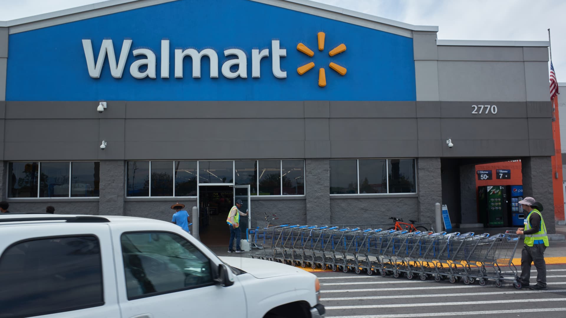 Walmart reports big earnings miss as higher costs supply chain eat into profits – CNBC