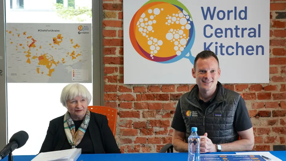 La secretaria del Tesoro de EE. UU., Janet Yellen (izquierda), visita el albergue Wilcza y las instalaciones de World Central Kitchen para refugiados ucranianos en Varsovia el 16 de mayo de 2022.