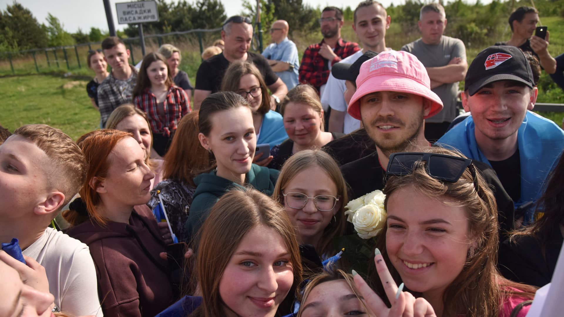 Oleh Psiuk, frontman of the 2022 Eurovision Song Contest winners Kalush Orchestra, poses for a picture with Ukrainians as he arrives at the Ukraine-Poland border crossing point near the village of Krakovets, in Lviv region, Ukraine May 16, 2022. 