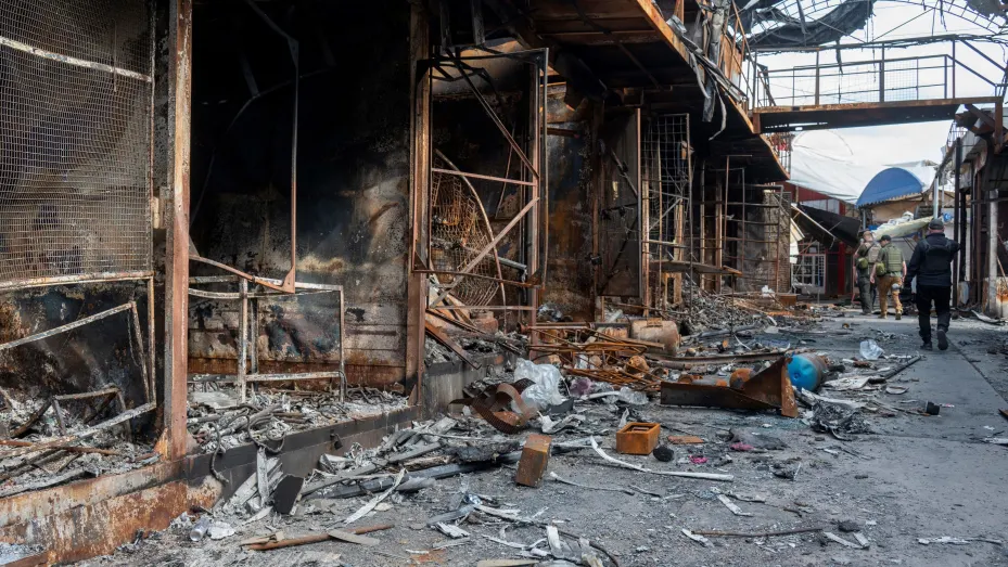 Oficiales de policía ucranianos documentan la destrucción en uno de los mercados de ropa más grandes de Europa "Barabashovo" (más de 75 hectáreas) en Kharkiv el 16 de mayo de 2022, que fue destruido como resultado de los bombardeos, en medio de la invasión rusa de Ucrania.  (Foto de SERGEY BOBOK/AFP) (Foto de SERGEY BOBOK/AFP vía Getty Images)