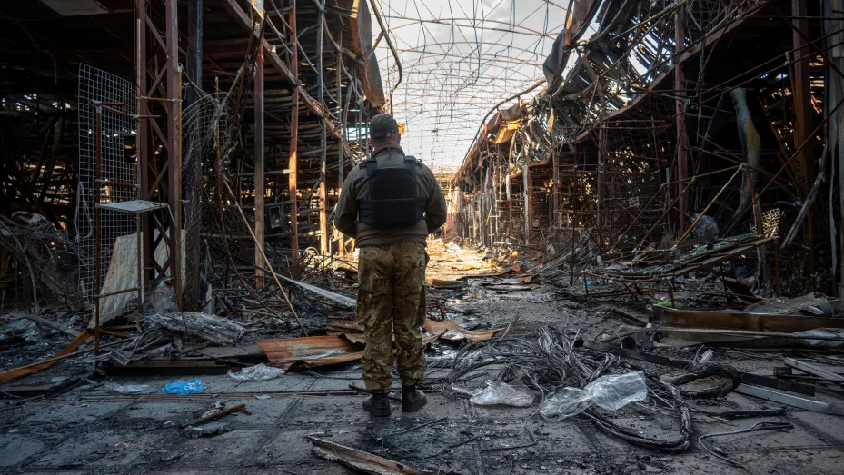 Un oficial de policía ucraniano documenta la destrucción en uno de los mercados de ropa más grandes de Europa "Barabashovo" (más de 75 hectáreas) en Kharkiv el 16 de mayo de 2022, que fue destruido como resultado de los bombardeos, en medio de la invasión rusa de Ucrania.  (Foto de SERGEY BOBOK/AFP) (Foto de SERGEY BOBOK/AFP vía Getty Images)