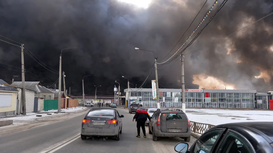 El humo negro se eleva hacia el cielo desde el mercado de Barabashovo, uno de los mercados más grandes de Europa del Este que cubre un área de más de 75 hectáreas, que supuestamente fue atacado por bombardeos, en Kharkiv el 17 de marzo de 2022, en medio de la actual invasión de Rusia de Ucrania.