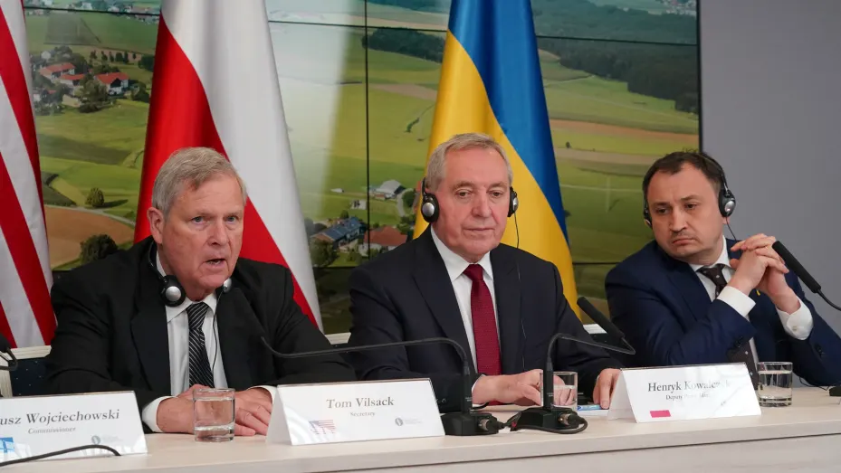 (LR) El secretario de Agricultura de EE. UU., Tom Vilsack, el ministro de Agricultura de Polonia, Henryk Kowalczyk, y la ministra de Agricultura de Ucrania, Mykola Solskyi, celebran una rueda de prensa conjunta en Varsovia el 16 de mayo de 2022.