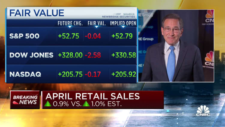 Retail sales climb 0.9% in April vs. 1% estimate
