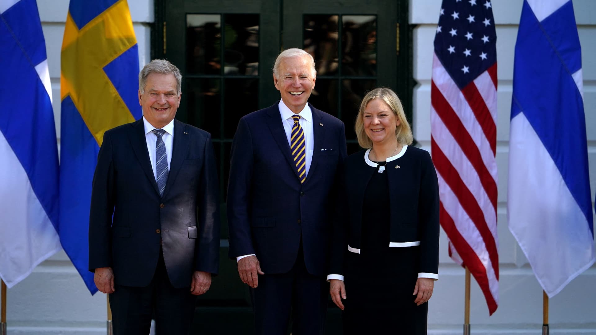 US President Joe Biden (C) welcomes Finnish President Sauli Niinisto (L) and Swedish Prime Minister Magdalena Andersson to the White House in Washington, DC, on May 19, 2022.