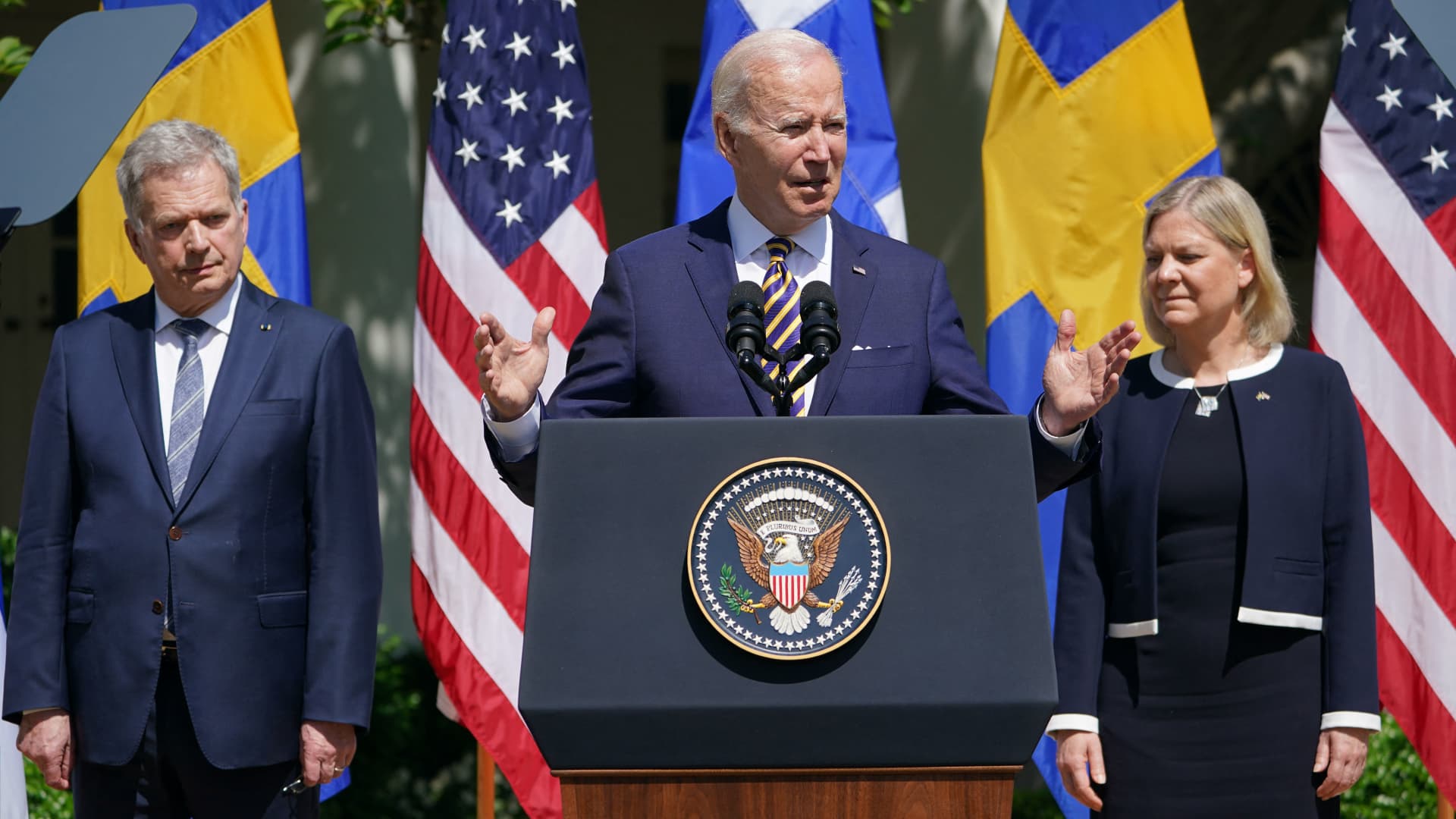 US President Joe Biden, flanked by Swedens Prime Minister Magdalena Andersson and Finlands President Sauli Niinistö, speaks in the Rose Garden following a meeting at the White House in Washington, DC, on May 19, 2022.