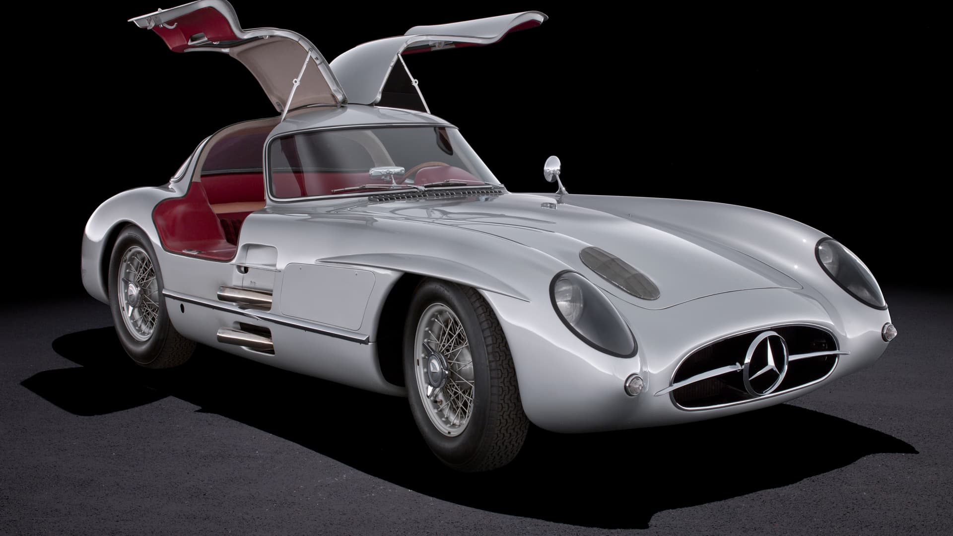 A 1955 Mercedes just nabbed $143 million at auction, making it the most expensiv..