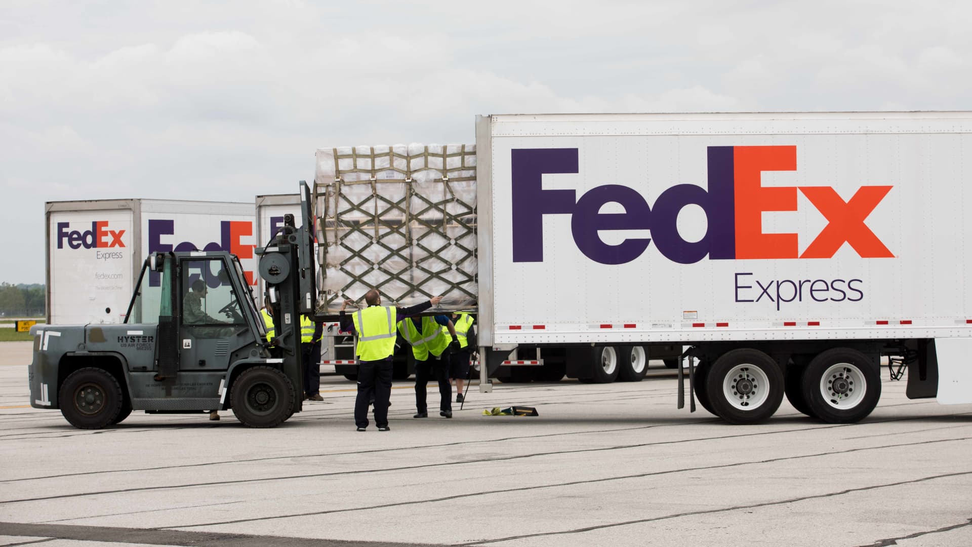 Stocks making the biggest moves midday: Alibaba, FedEx, Bed Bath & Beyond and more