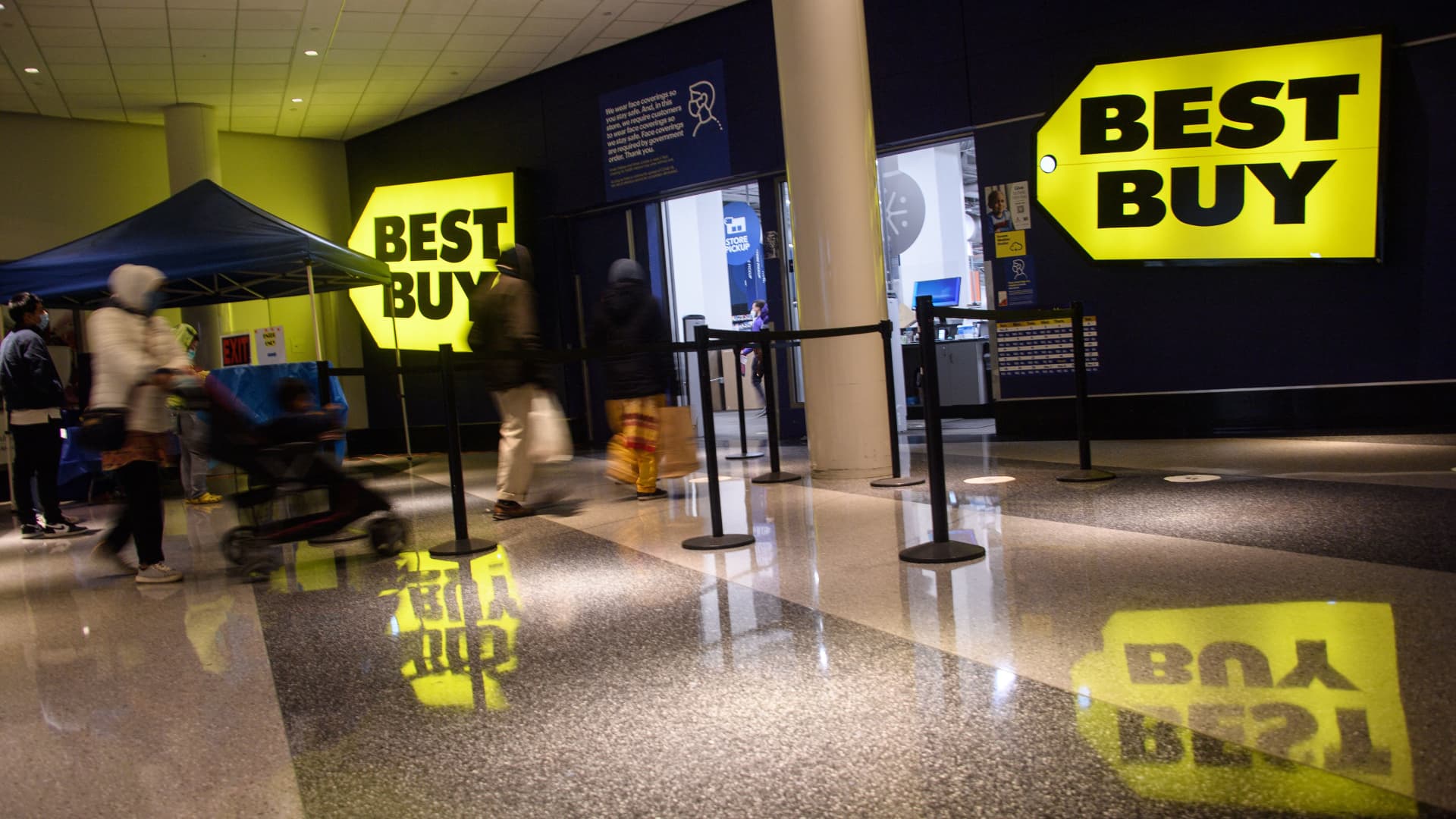 Black Friday shoppers leave a Best Buy store in Washington, DC, on November 26, 20221.