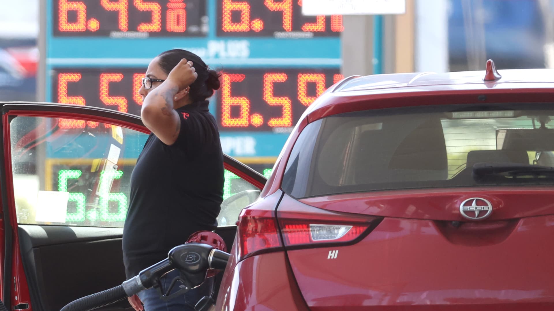 How to save money on gas, with or without a federal gas tax holiday