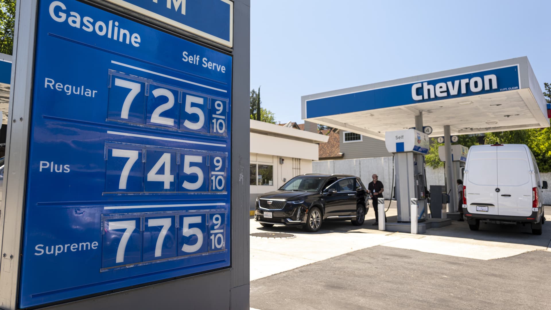 سعر البنزين لأول مرة على الصعيد الوطني أعلى من 5 دولارات للغالون ، وقد يكون أعلى