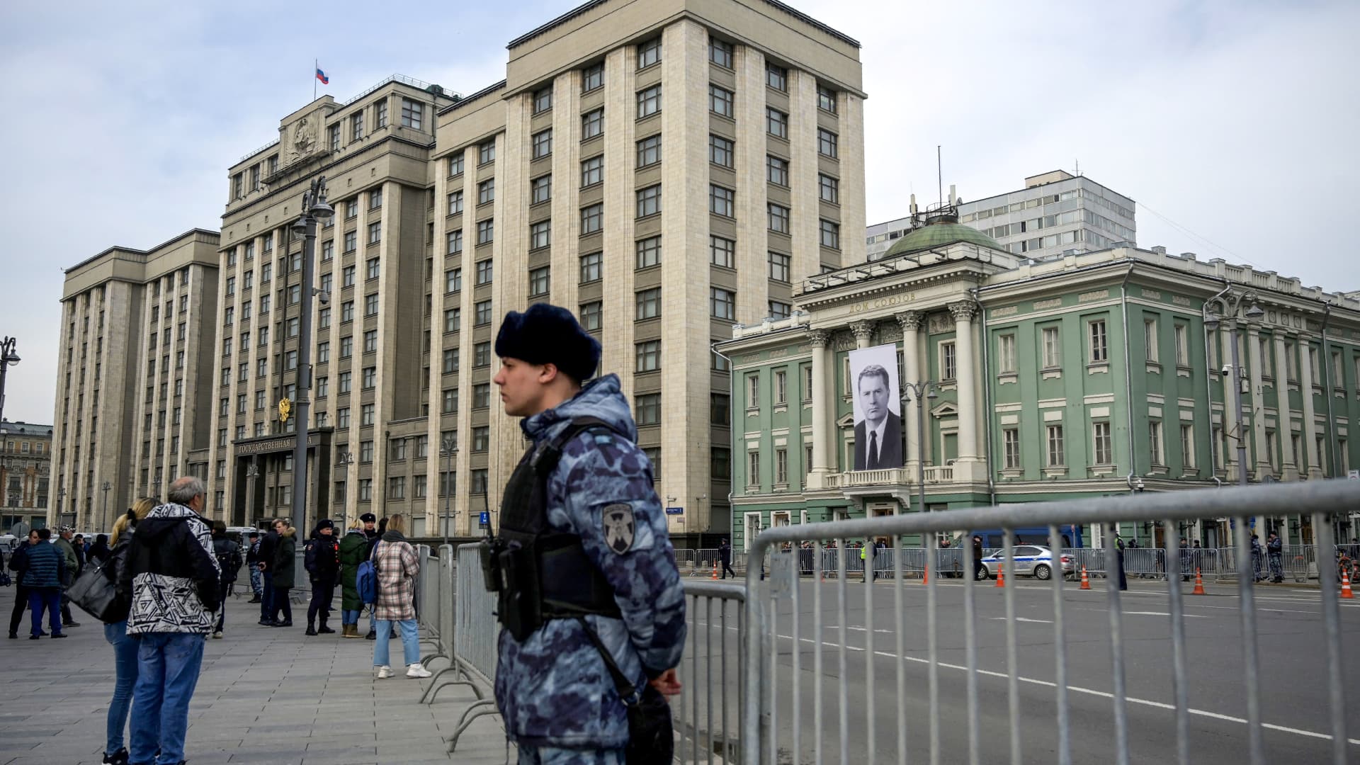 A police officer patrols in front of the Russian State Duma and the building of the Hall of Columns, April 8, 2022.
