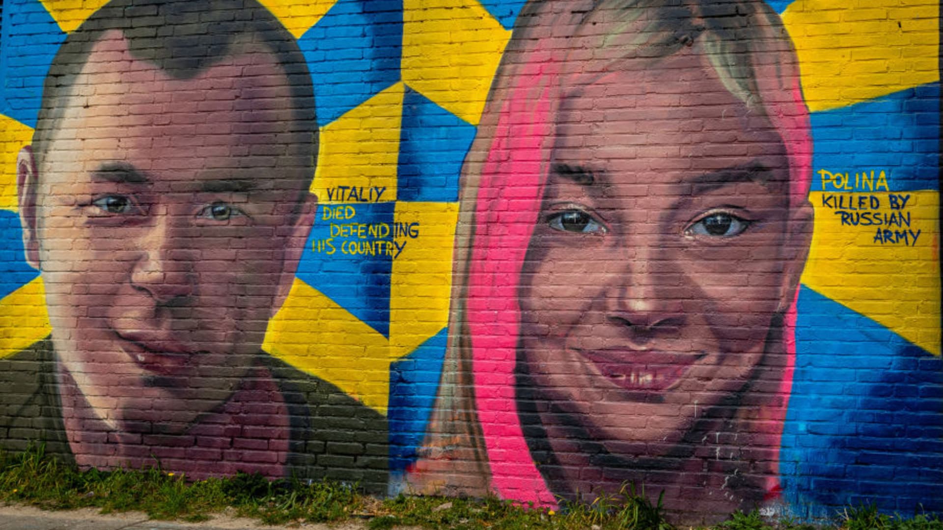 Murals of two young Ukrainian victims portrayed on the wall. On the left, Vitaliy Skakun Volodymyrovych (1996-2022) who is seen as a hero by the Ukrainian army for his heroic action during the explosion of a bridge to stop the Russian army, on the right, 10 year old Ukrainian Polina, murdered by Russian soldiers when she and her family tried to flee Kyiv by car.
