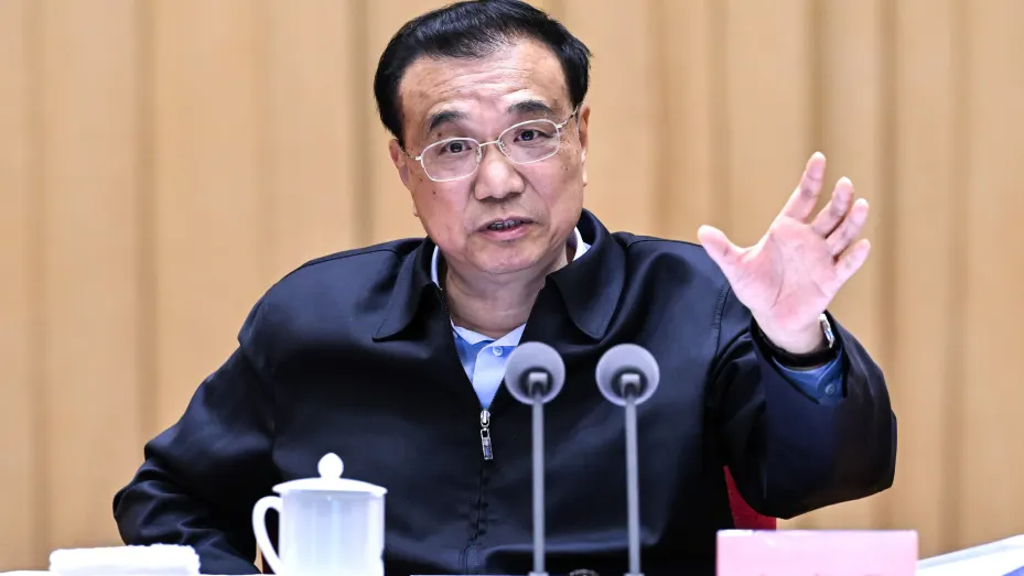 El primer ministro chino, Li Keqiang, también miembro del Comité Permanente del Buró Político del Comité Central del Partido Comunista de China, se dirigió a múltiples niveles de gobierno durante una reunión el miércoles.  En esta imagen, Li preside un simposio sobre la estabilización del crecimiento, realizado en la provincia de Yunnan, suroeste de China, el 18 de mayo de 2022.