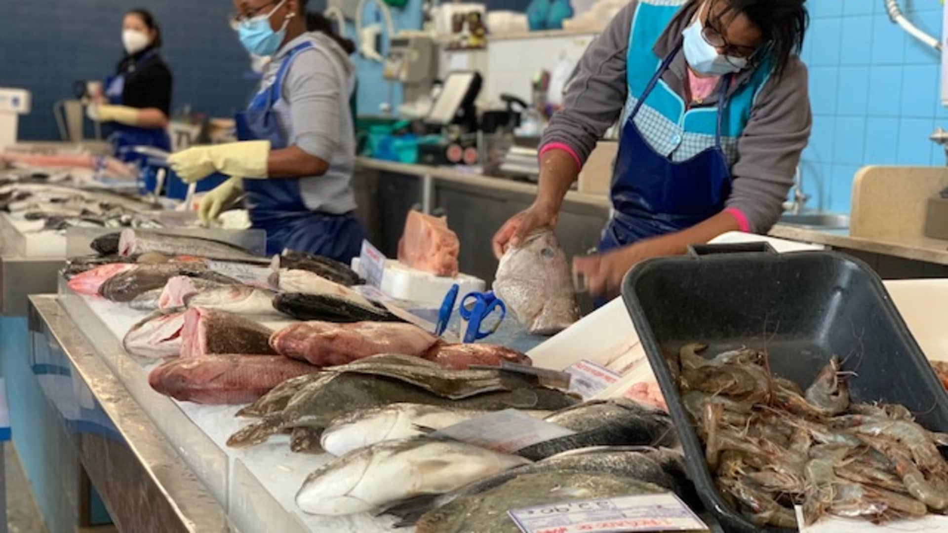 Portugal is famous for its delicious seafood, and you can find some of the freshest at the Mercado de Campo de Ourique. If you don't feel like cooking, several of the restaurant booths at the Mercado pick their seafood supplies from the fish counter.